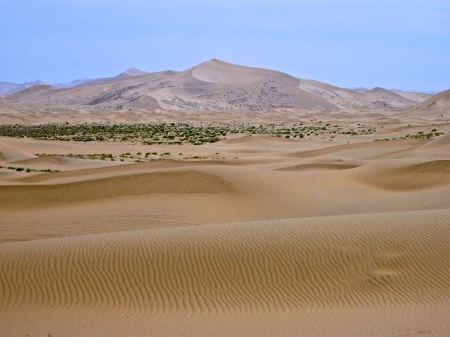 The world's highest dunes. Badain Jaran Desert (2009)