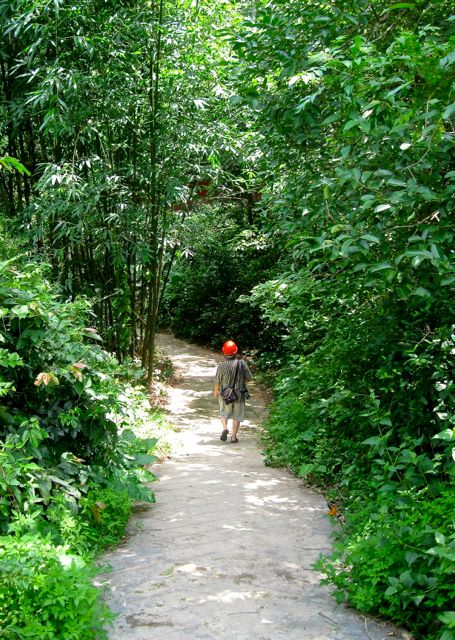 Path to Huashan pictograph site on Ming River (2010)
